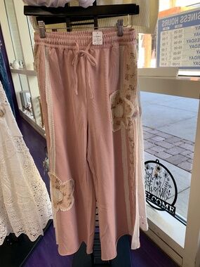 NWT Hem & Thread mauve knit pant with flower/ stripe detail
